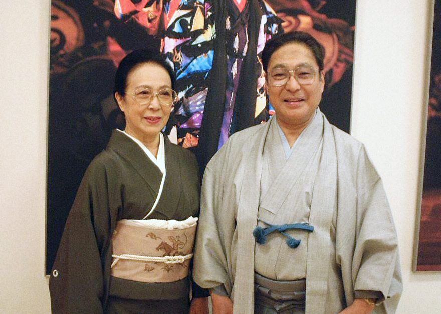 02年1月、笑顔をみせる市川猿之助時代の猿翁さん（右）と藤間紫さん
