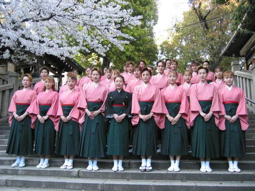 04年4月「春のおどり」成功祈願を行った吉津たかし（前列中央）らOSK日本歌劇団存続の会メンバー