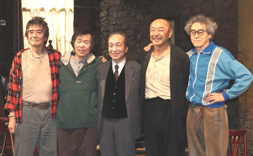 舞台「海をゆく者」の初日前会見に出席した、左から大谷亮介、平田満、小日向文世、高橋克実、浅野和之（2023年12月6日撮影）
