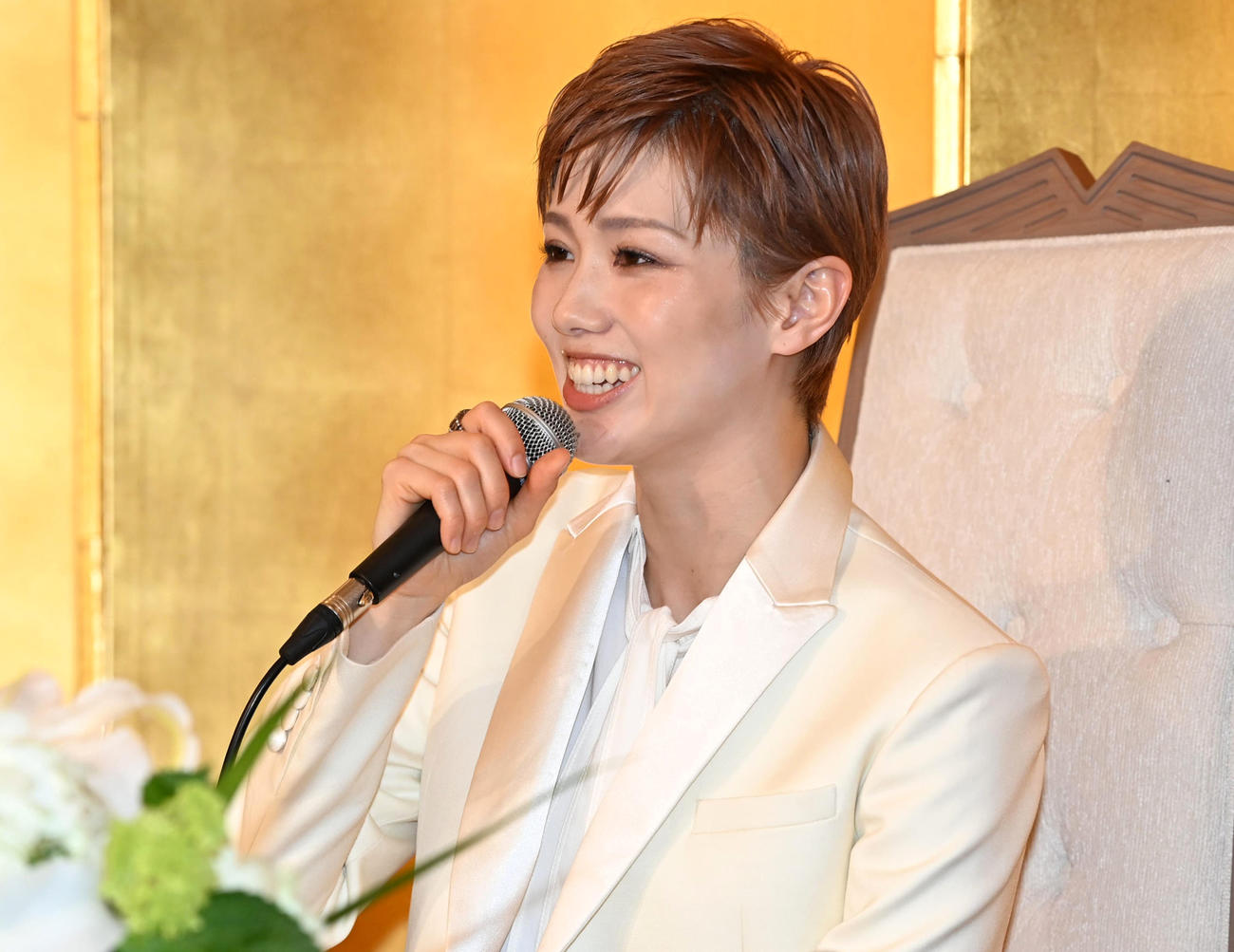 笑顔で退団会見を行う彩風咲奈（2023年12月27日撮影）
