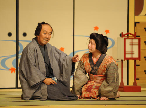 赤坂大歌舞伎「文七元結」で18代目中村勘三郎さん（左）と中村芝のぶ（2010年7月撮影）