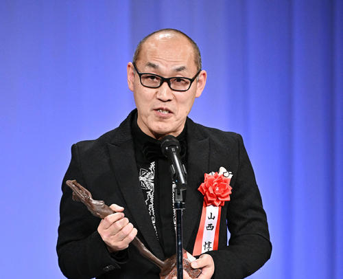 読売演劇大賞で最優秀男優賞を受賞しあいさつする山西惇（2024年2月撮影）