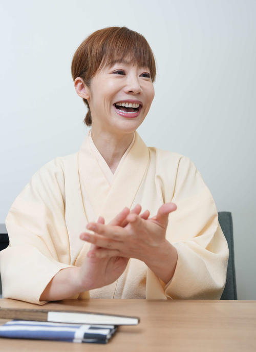 インタビューで笑顔を見せる蝶花楼桃花