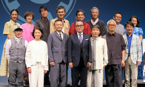 「東京サンシャインボーイズ」新作舞台製作発表会で。前列左から、福島三郎、宮地雅子、相島一之、三谷幸喜、梶原善、西村まさ彦、小林隆、後列左から、吉田羊、西田薫、野仲イサオ、甲本雅裕、阿南健治、小原雅人、近藤芳正、谷川清美