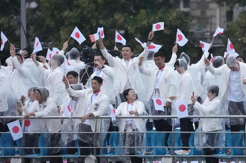 開会式でセーヌ川を船でパレードする日本選手団（撮影・パオロ　ヌッチ）