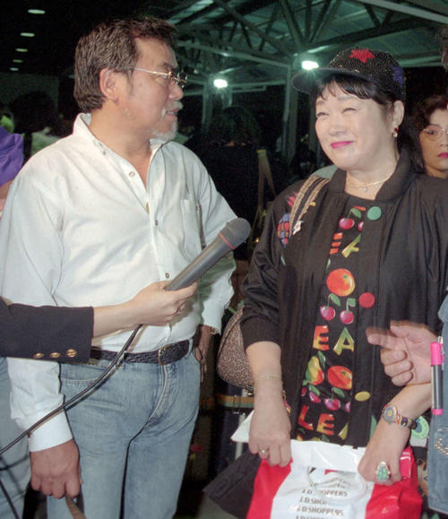 旅行でホノルル空港に到着した砂川啓介さん、大山のぶ代さん夫妻（1995年12月撮影）