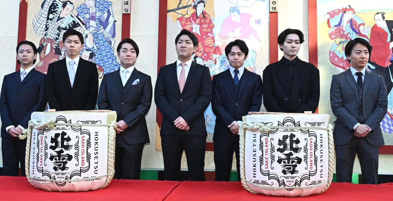 「新春浅草歌舞伎」初日鏡開きに顔をそろえた、尾上左近、中村玉太郎、中村鷹之資、中村橋之助、中村莟玉、市川染五郎、中村鶴松