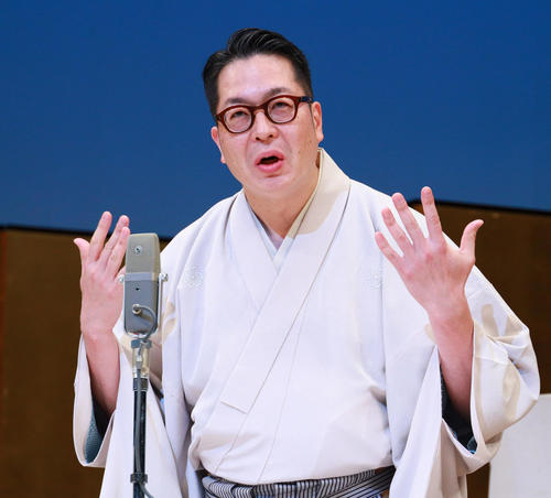 浪曲を披露する玉川太福（2020年12月撮影）
