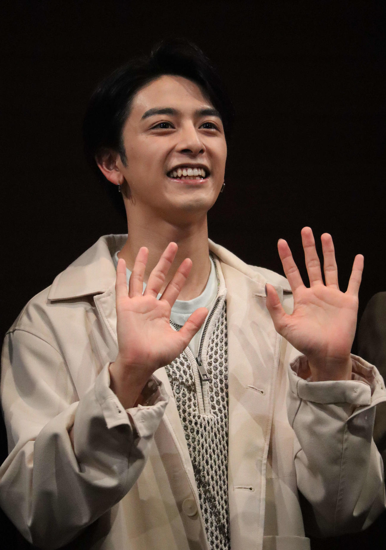舞台「球体の球体」の初日を前にあいさつする、主演の新原泰佑（24年9月13日撮影）