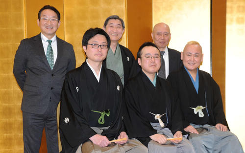 落語芸術協会の真打昇進披露記者会見を行った、前列左から立川幸之進、瀧川鯉丸、春風亭鯉づむ。後列左から春風亭昇太、立川談幸、瀧川鯉昇
