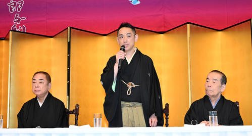 24年9月30日、七代目三遊亭円楽襲名記者会見であいさつする三遊亭王楽（中央）。左は三遊亭好楽、右は林家木久扇
