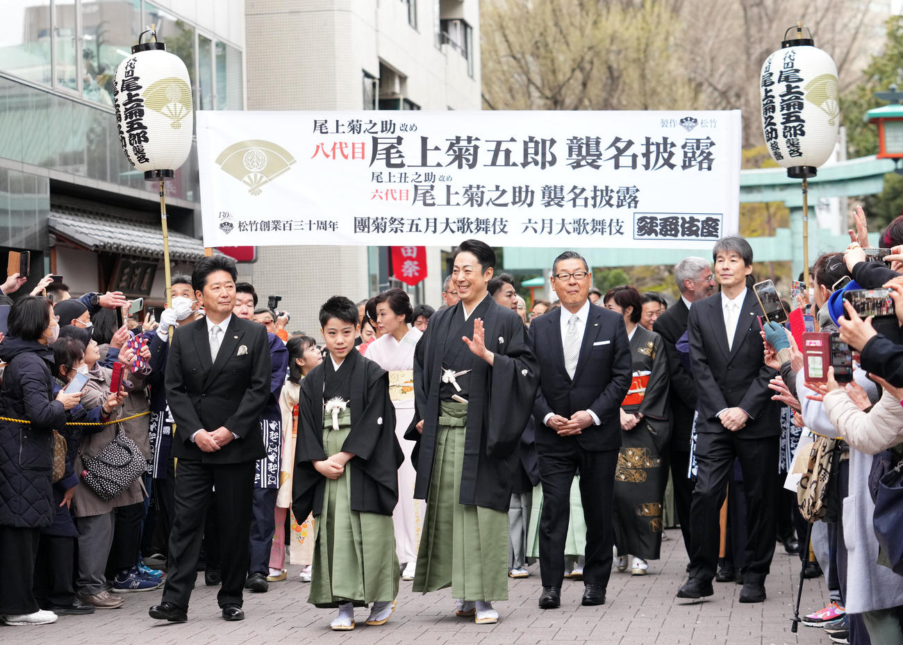 襲名披露で笑顔を見せる尾上丑之助（左）と尾上菊之助（2025年3月撮影）