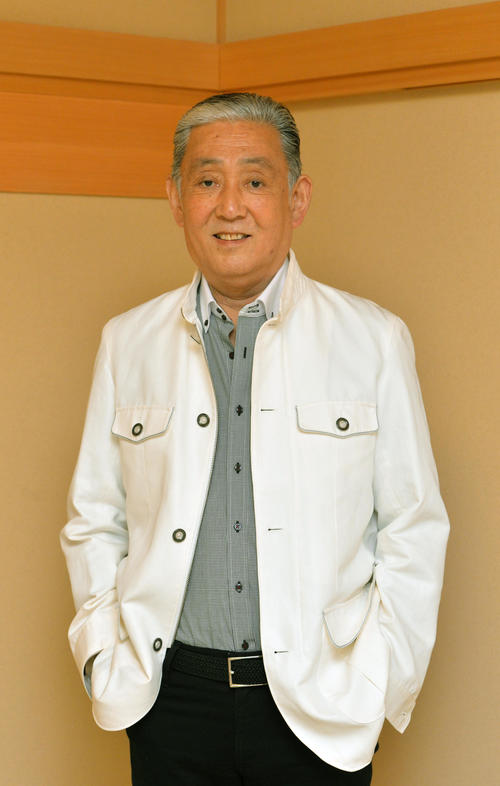 14年7月、楽屋で写真撮影に応じる市川左團次さん