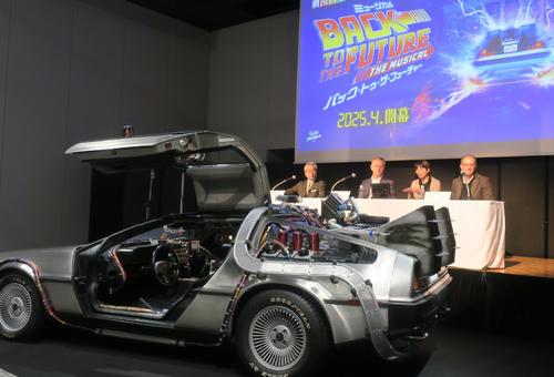 劇団四季のミュージカル「バック・トゥ・ザ・フューチャー」制作発表会に臨む、左から吉田社長、筆頭プロデューサーのイングラム氏、演出のランド氏