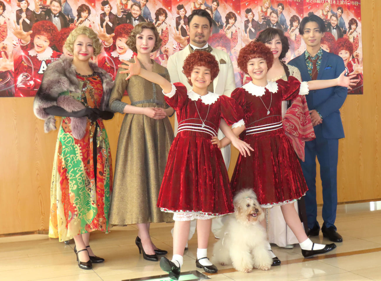 ミュージカル「アニー」初日前会見に登壇した、前列左から丸山果里菜、小野希子。後列左から浜崎香帆、愛原実花、藤本隆宏、須藤理彩、赤名竜乃介（2025年4月18日撮影）