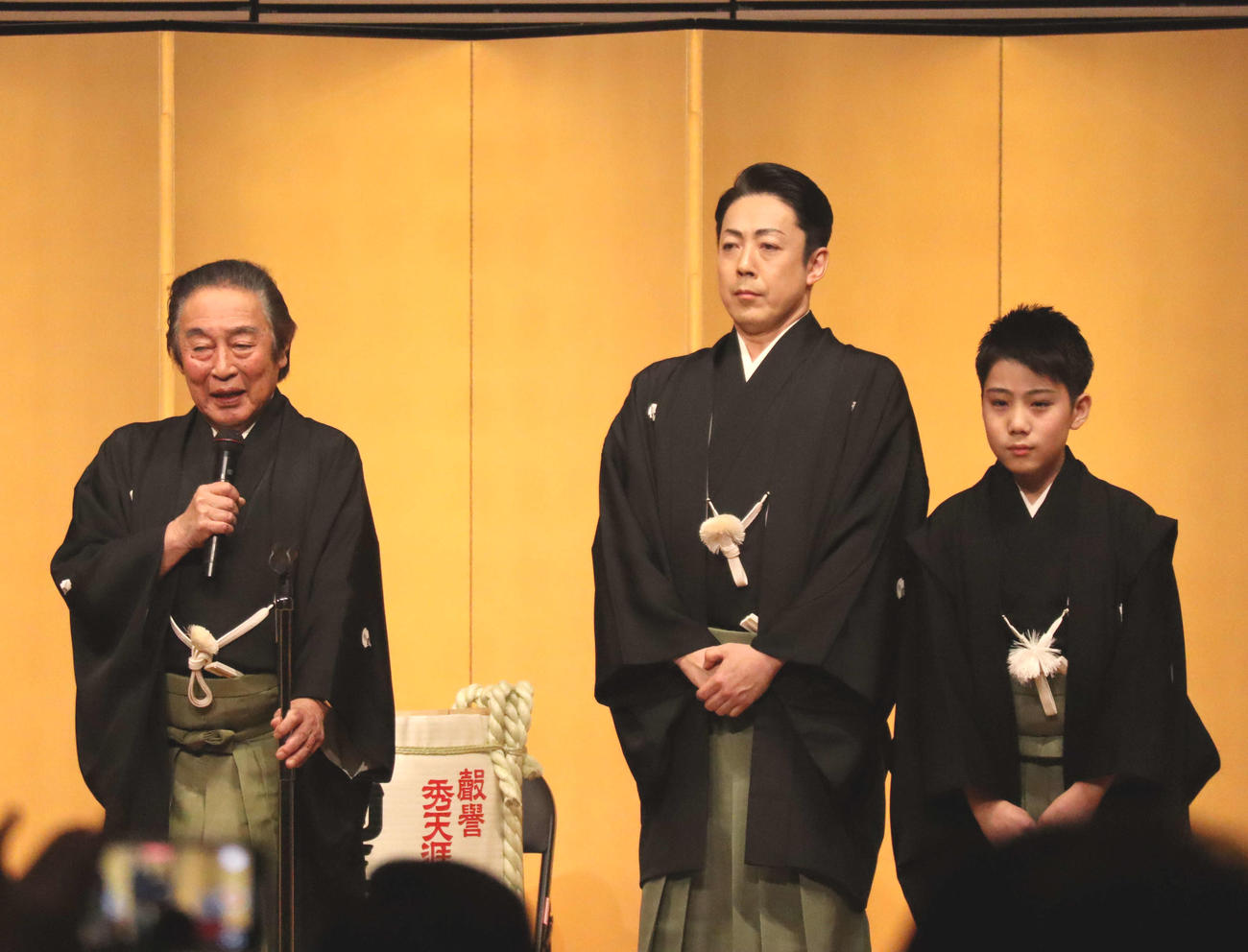 左から7代目尾上菊五郎、8代目尾上菊五郎、6代目尾上菊之助（2025年撮影）