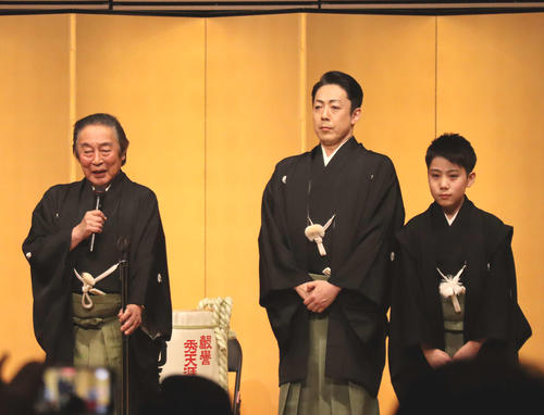 左から7代目尾上菊五郎、8代目尾上菊五郎、6代目尾上菊之助（2025年撮影）