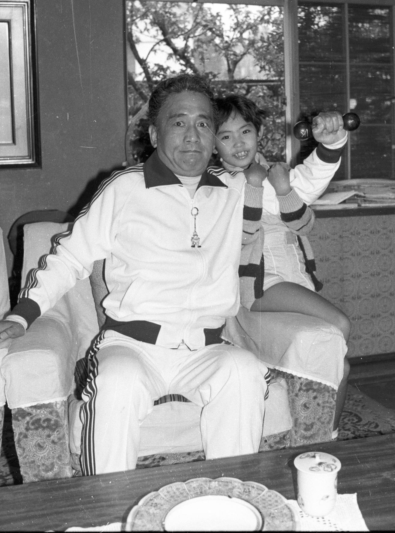 79年、鉄アレイを手にふざける林家三平と海老名泰助（後の二代目三平）