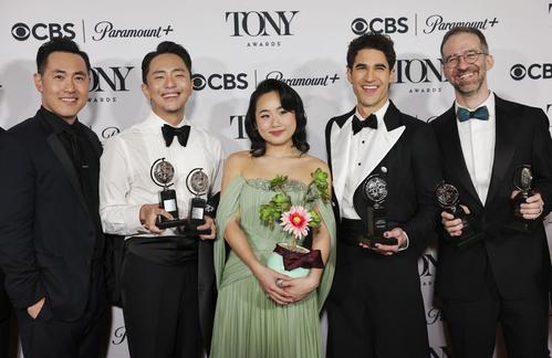トニー賞でミュージカル主演男優賞を獲得したダレン・クリス（右から2人目）ら「メイビー、ハッピーエンディング」の関係者たち（ロイター）