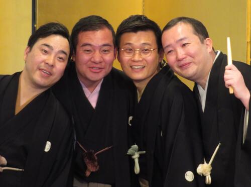 真打ちに昇進した、左から春風亭昇吾、桂竹千代、三代目雷門五郎、昔昔亭喜太郎