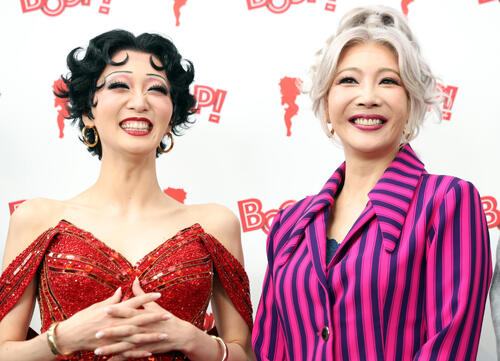 ミュージカル「BOOP！The Musical」開幕前会見で笑顔の礼真琴（左）と柚希礼音（撮影・浅見桂子）