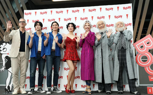 ミュージカル「BOOP！The Musical」開幕前会見に臨んだ、左からジェリー・ミッチェル、水江建太、松下優也、礼真琴、柚希礼音、大澄賢也、東山義久（撮影・浅見桂子）