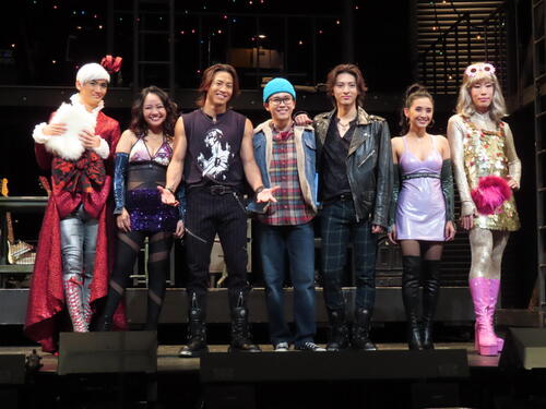 ミュージカル「RENT」囲み取材に臨んだ、左から髙橋颯、遥海、RIKU、鈴木福、木原瑠生、Beverly、坂口涼太郎（2026年10月撮影）