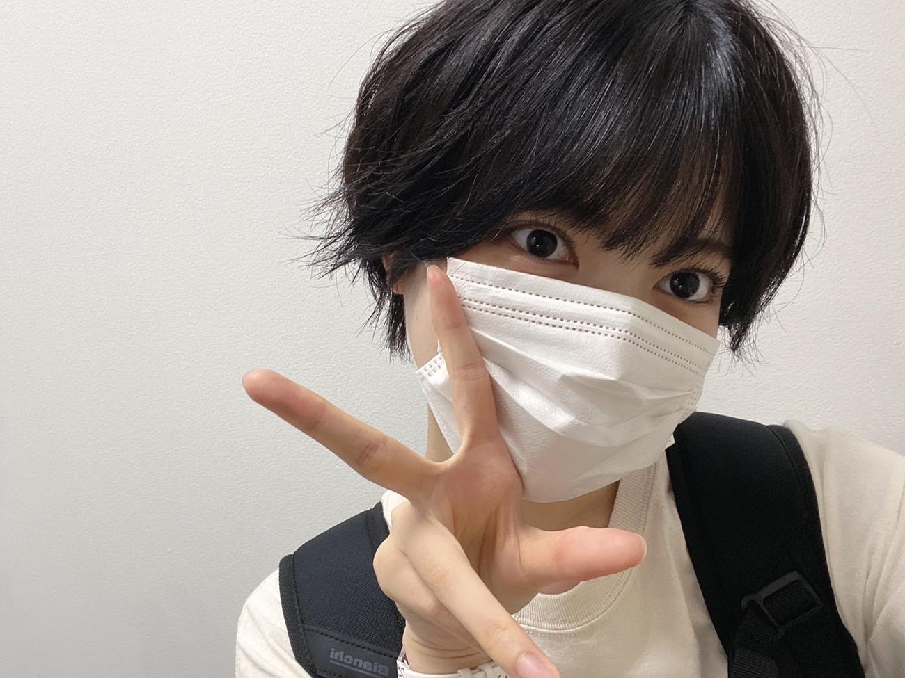 目の横ではなく顔の横でピースすると必ずこの形になります。