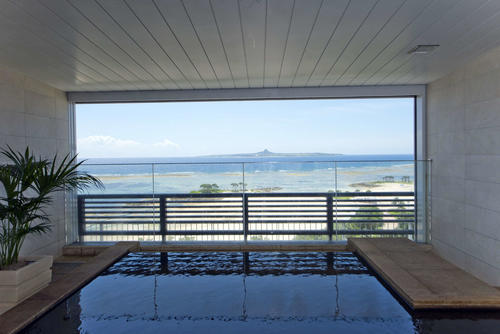 「ジュラ紀温泉『美ら海の湯』」から見える伊江島と聖地「城山（ぐすくやま）」。思わず拝んでしまった