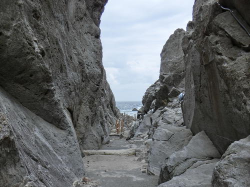 「地鉈(なた)温泉」の名の通り、岩山をVの字に「なた」で切り裂いたような荒々しい谷を進む。そのド迫力にビビり一瞬、撤退を検討