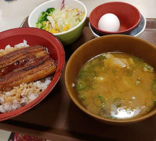 うな玉丼を「カレーとん汁」セットにし、サラダをつける。この上ない満足感に浸りつつも、いつかくる「提供期間終了」への不安が消えることはない