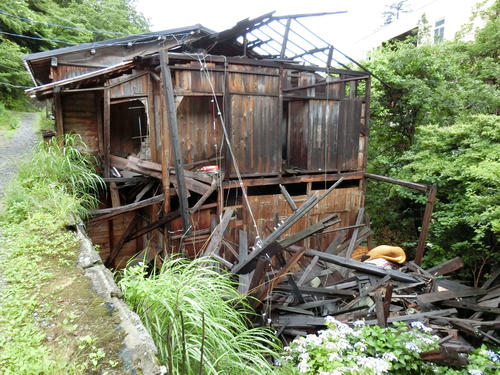 この廃虚のような建物の中に極上の湯が湧いていることを、誰が想像できようか…