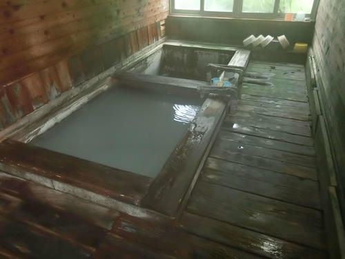 建物崩壊の危機を感じつつも、小さな湯船に湧く白濁極上湯に30分以上入り陶酔…ヴェルレーヌの「恍惚と不安」とは意味合いが全然違うか