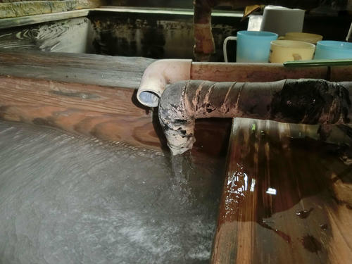 建物は崩壊するかもしれない。だが温泉はこんこんと湧き続ける
