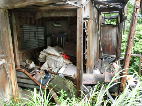 建物は北側がほぼ崩壊し、骨組みだけになったあたりには布団や消火器などが散乱していた
