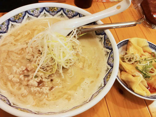 もともとの名前が「揚州濃厚塩ラーメン」なのだがさらに「スープ2倍濃厚増し」（プラス220円）で極限のトロトロ度を追求。とにかくうまい