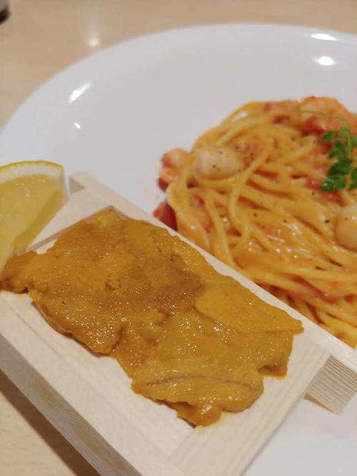 見よ、このプリプリした新鮮な「箱盛りうに」を…だからファミレスはやめられない