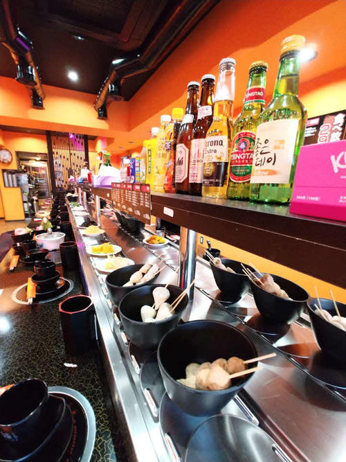広い店内に入るとレーン上にいろいろな具材が回っていた…「回転ずし」愛好者として興奮する光景だ