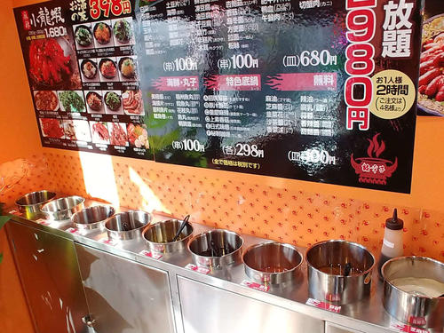 最初に、多数の材料を自由にまぜ「特製タレ」を作るのだがこれがなかなか楽しい