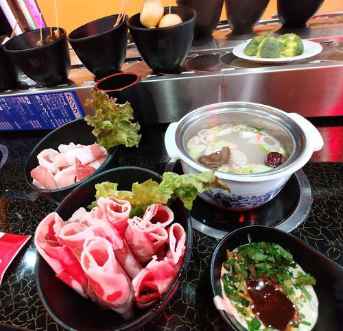 タレ（右下）ができ、別皿の牛肉＆ラム肉がきたら、あとはスープが煮立つのを待つだけ