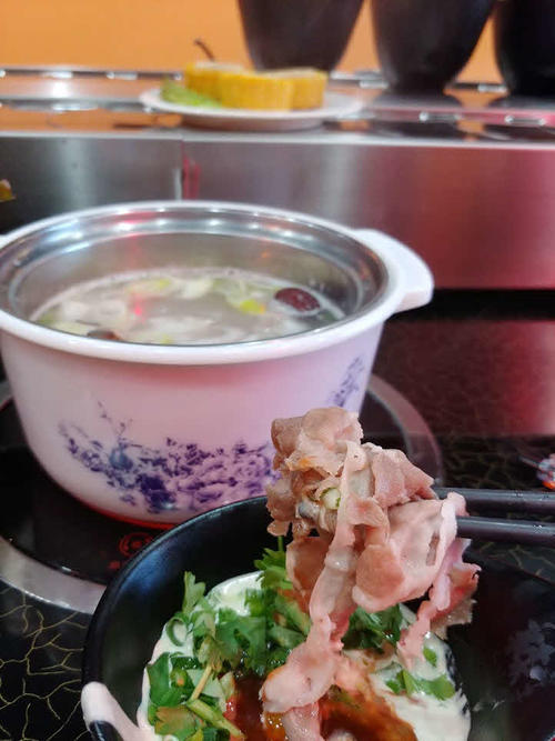ゆでた肉をつまむ…特製タレが想定以上に美味で永久に食べ続けられる勢い