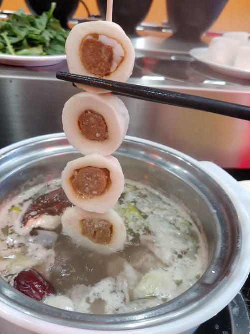 魚肉団子の串もプリプリしていていい感じ…いろいろな具材があって１人でもあきない