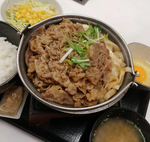 もうすぐ提供時期が終了するであろう「牛すき鍋膳」。肉2倍盛りに踏み切ったが、この写真撮影後、生卵ももう1個追加し“ダブル生卵”にしている