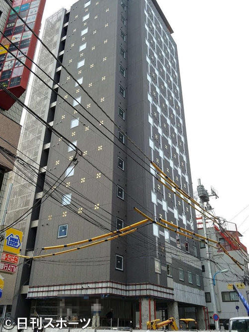 7月開業予定「アパホテル東新宿歌舞伎町西」外観。近くはラブホテル街だが近年、外国人観光客らが利用する一般ホテルが急増。自身が同エリアに泊まるとしたら「スーパーホテル新宿歌舞伎町」も選択肢に入れざるをえない