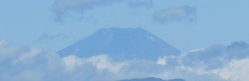 「新宿から望む富士」シリーズ第4弾ではついに、「ほとんど冠雪していない梅雨明け直前の富士山」の雄姿をキャッチ。加齢による撮影能力の衰えによりピントがいまいちあっていないことをおわびいたします