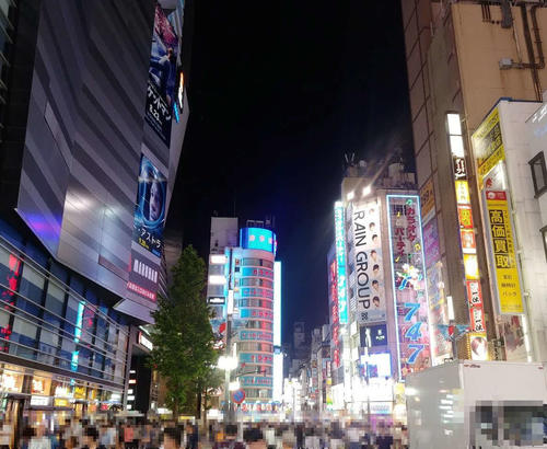 お盆休みで閑散としているかと思いきや、多くの人でにぎわっていた歌舞伎町。ただ近年、個人的には酒席や会合への参戦欲が激減。1人で吉野家に入る時間を大切にするようになっている