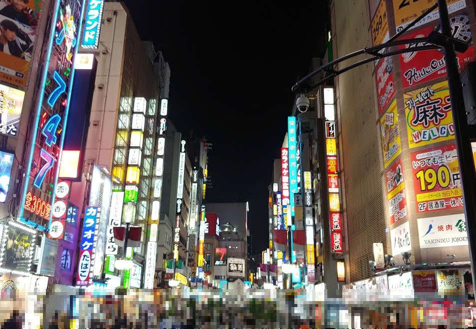 旧LABI新宿東口館すぐ近くの歌舞伎町「セントラルロード」。金曜夜の人出がコロナ禍前のレベルまで完全に戻るのはいつになるのか