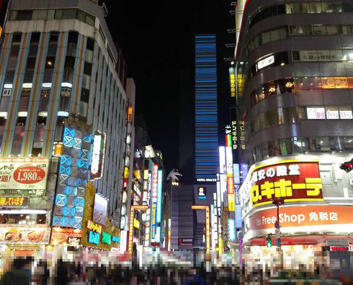 新宿駅側(前の写真と逆側)から見た、金曜夜の歌舞伎町「セントラルロード」