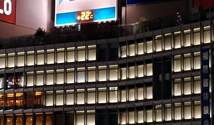 3連休前夜の新宿は午後7時半の時点で気温22℃。冬間近とは思えぬ暖かさだった