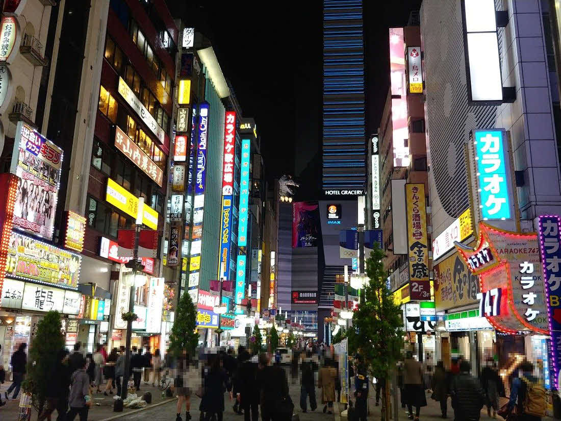 歌舞伎町「セントラルロード」も午後8時台、そこそこの人出か。この道をまっすぐ行って突き当たりを左に歩いたところにある「松屋」に行こうかと一瞬思ったが、半年前に閉店していたことを思い出し寂寥感に包まれる